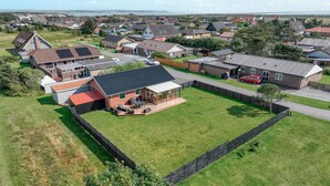 A residential area with houses, a large open yard, and a view of the sea. - Amazing home in Vestervig with WiFi (Vestervig)