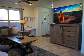 Smart TV, fireplace - Red Rocks Retreat (Moab)