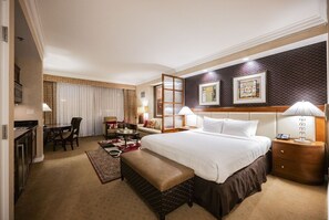 1 bedroom, desk, iron/ironing board, free WiFi - SVS: Strip View Studio | Private Balcony | Pool & Gym | Signature at MGM (Las Vegas)