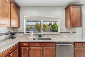 Fridge, microwave, oven, stovetop - Sunset Haven with Private Pool, Grill, Firepit, and Basketball in Scottsdale (Scottsdale)