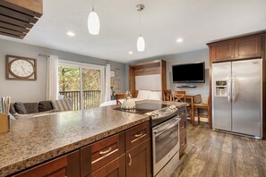 Fridge, microwave, oven, stovetop - Cozy Downtown 2nd Story Condo That Overlooks Pioneer Park (Bend)