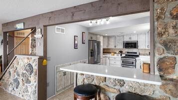 Frigorífico, microondas, horno y placa de cocina