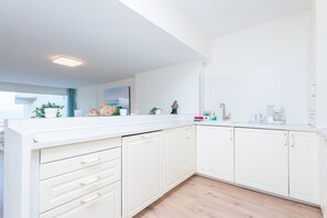 Réfrigérateur, four à micro-ondes, un four, surface de cuisson