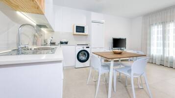 Een koelkast, een microgolfoven, een oven, een vaatwasser