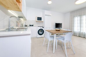 Een koelkast, een microgolfoven, een oven, een vaatwasser