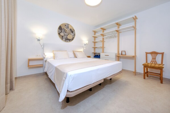 2 室のベッドルーム、セーフティボックス (室内)、アイロン / アイロン台、旅行用ベビーベッド