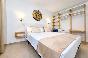 2 bedrooms, in-room safe, desk, iron/ironing board