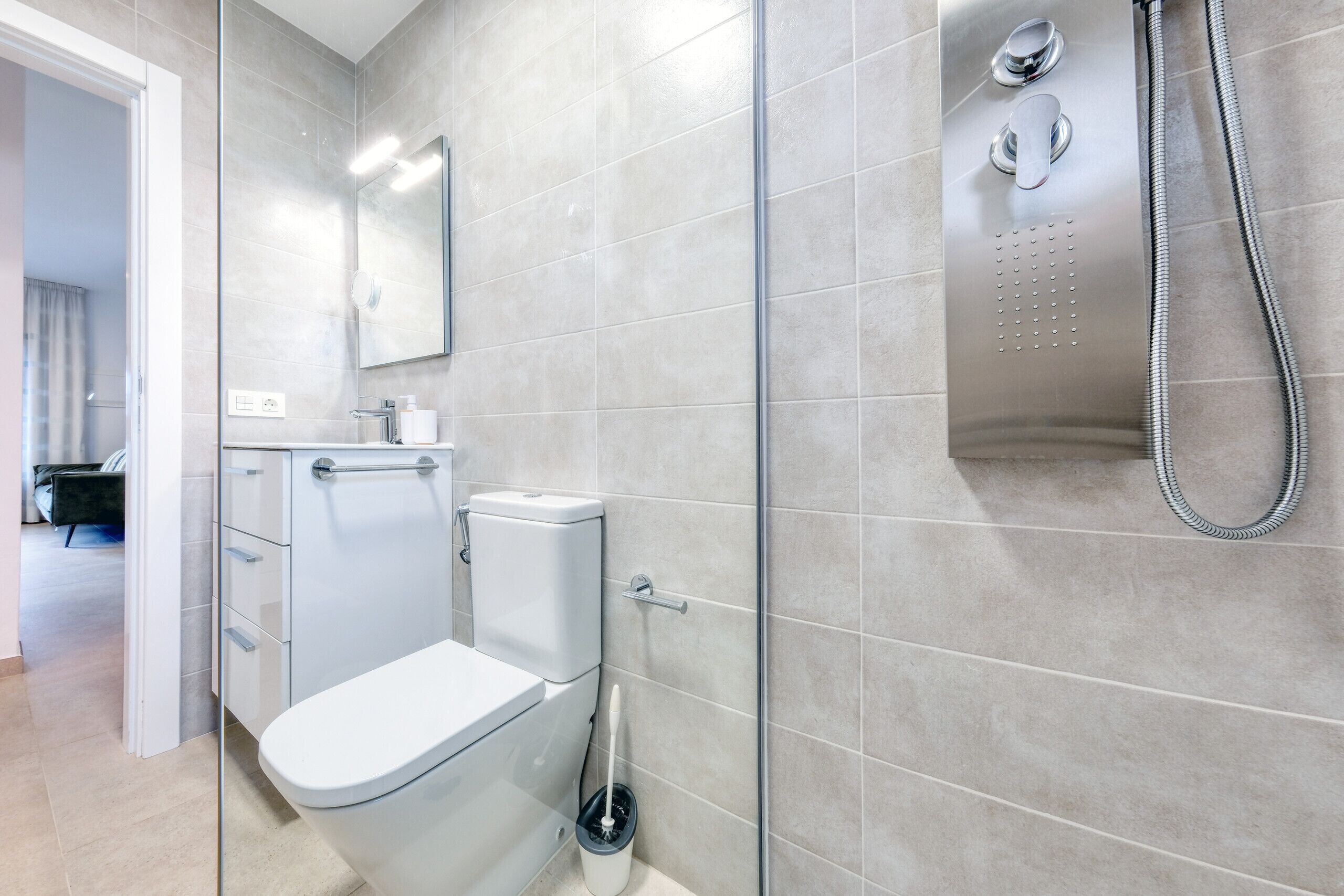 Regadera, secadora de cabello, toallas, jabón 