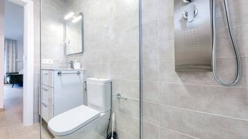 Een douche, een haardroger, handdoeken, zeep