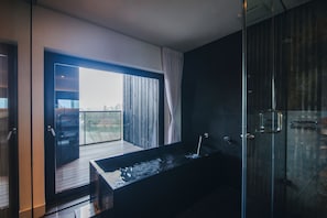 Chambre, non-fumeurs (TOBESUITE,40min from DogoOnsen by car) | Minibar, coffres-forts dans les chambres, décoration personnalisée