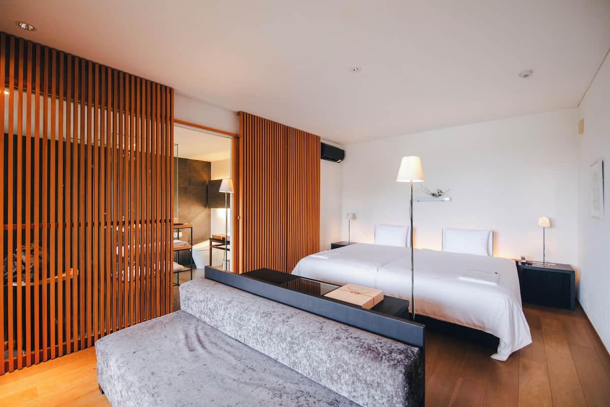 Minibar, caja de seguridad en la habitación y decoración personalizada