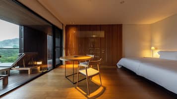 MORI SUITE | ミニバー、セーフティボックス (室内)、客室ごとに異なる装飾、デスク