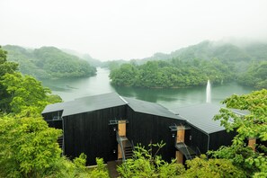 TOBE SUITE | Minibar, in-room safe, individually decorated, desk - JIJIJIN Mastsuyama (Tobe)