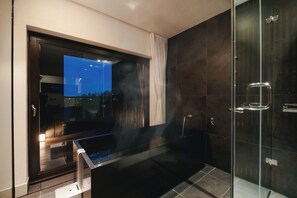 Separate bathtub and shower, free toiletries, hair dryer, slippers - JIJIJIN Mastsuyama (Tobe)