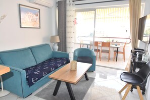 TV - Book your cozy apartment in Roses with a pool, Wi-Fi, and air conditioning, just 1,500 meters from the beach. (Roses)