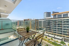 Outdoor dining - Chic Studio with Private Balcony (Dubai)