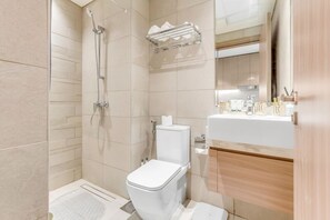 Articles de toilette (gratuits), séchoir à cheveux, serviettes fournies