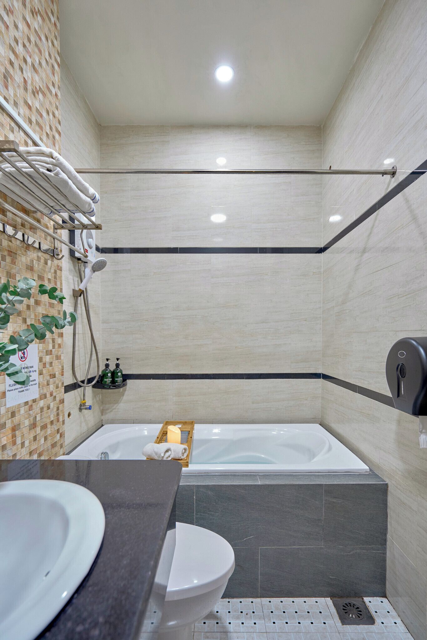 Standard Room | Bathroom | Shower, hair dryer, slippers, towels