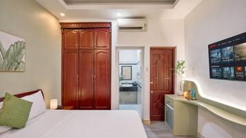 Superior Room | Bathroom | Shower, hair dryer, slippers, towels
