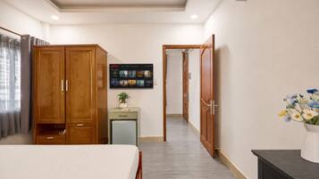 Family Suite | Bathroom | Shower, hair dryer, slippers, towels