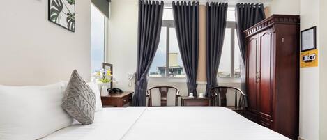 Rom – deluxe, byutsikt | Skrivebord, wi-fi (inkludert) og sengetøy