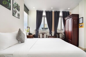 Quarto luxo, vista para a cidade | Escrivaninha, Wi-Fi de cortesia, roupa de cama