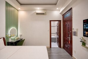 Shower, hair dryer, slippers, towels - Cactusland Hotel Tan Binh (Ho Chi Minh City)