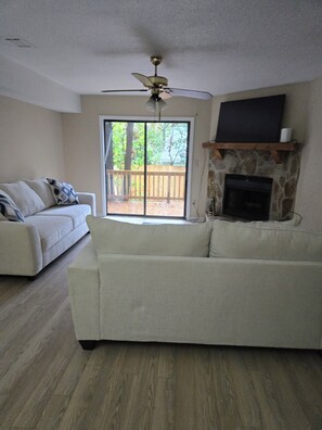 Living area - Tranquil 2-bedroom condo in Augusta with AC, WiFi (Augusta)