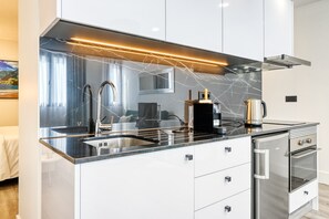 Een koelkast, een microgolfoven, een oven, een kookplaat