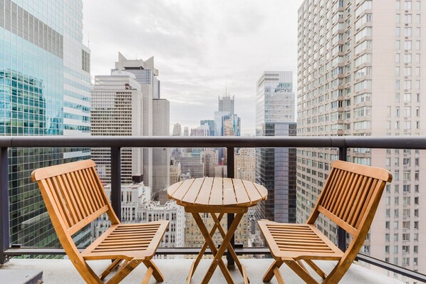 Outdoor dining - Blueground | Midtown West 2bd apartment (Midtown)