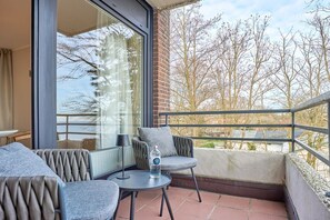 Unclassified image, 4 of 28, button