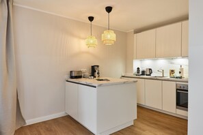 Een koelkast, een oven, een kookplaat, een vaatwasser