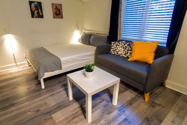 Desk, WiFi, bed sheets