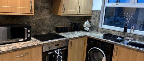 Refrigerador, microondas, horno, placa de cocina