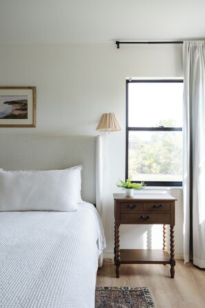 3 slaapkamers, een bureau, een strijkplank/strijkijzer, reisbedje