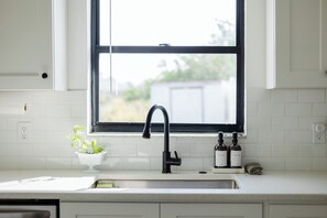 Een koelkast, een oven, een kookplaat, een vaatwasser