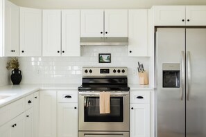 Refrigerador, horno, placa de cocina, lavavajillas