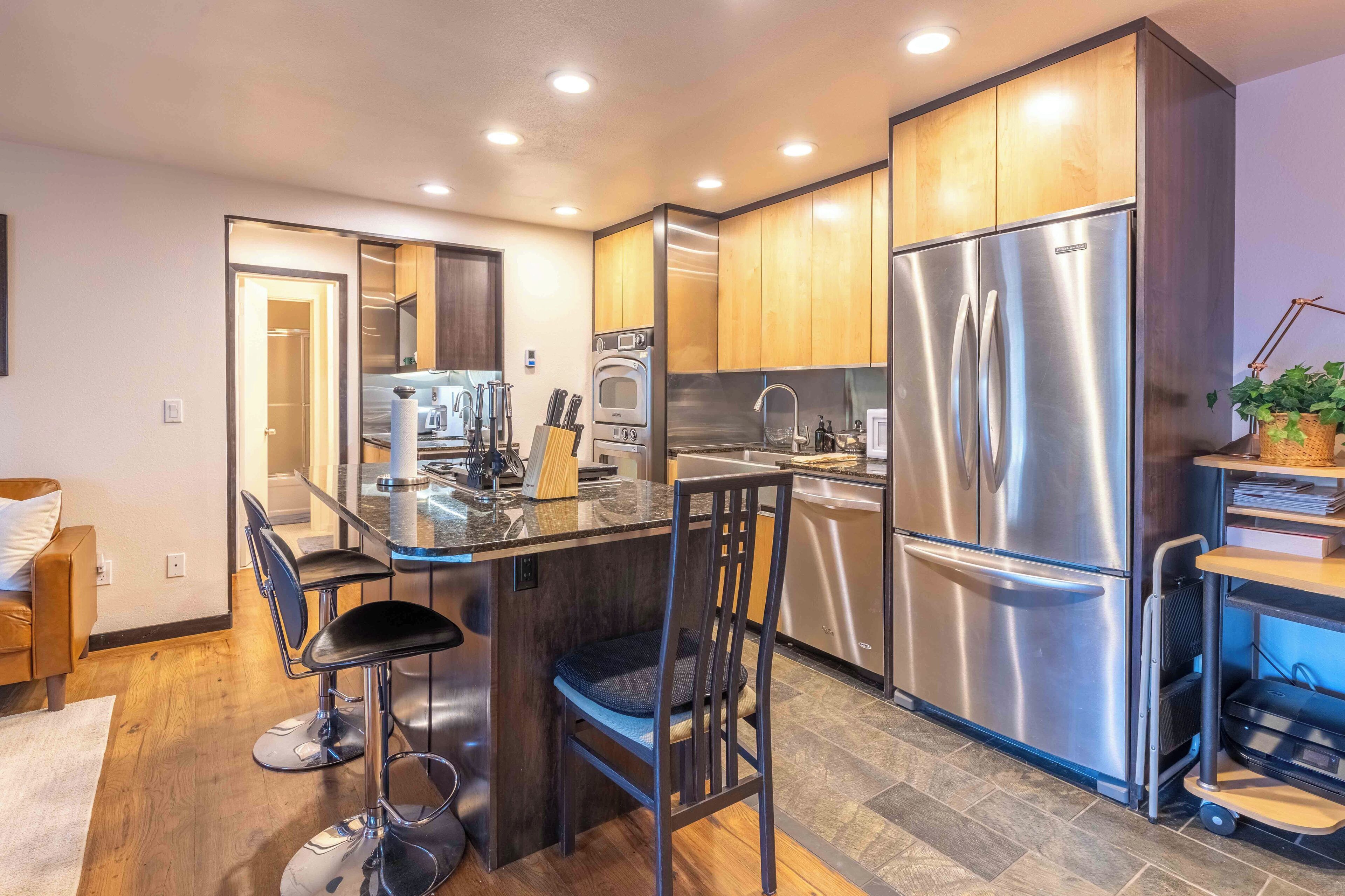 Kjøleskap, mikrobølgeovn, ovn og kokeplater