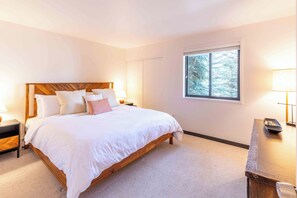 4 makuuhuonetta, työpöytä, silitysrauta/-lauta, ilmainen Wi-Fi