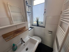 Secador de pelo, toallas y jabón