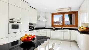 Een koelkast, een magnetron, een oven, een vaatwasser