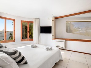 4 bedrooms, iron/ironing board, Internet, bed sheets