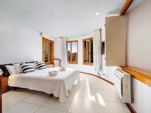 4 bedrooms, iron/ironing board, Internet, bed sheets