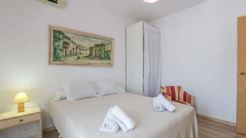 4 slaapkamers, een bureau, een strijkplank/strijkijzer, reisbedje