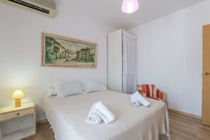 4 chambres, bureau, fer et planche à repasser, lit parapluie