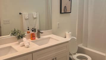 Articles de toilette écologiques, sèche-cheveux, serviettes fournies