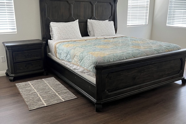 4 dormitoris, planxa i posts de planxar, wifi gratuïta i roba de llit