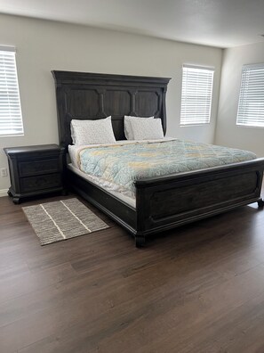 4 chambres, fer et planche à repasser, Wi-Fi gratuit, draps fournis