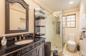 Zimmer, Gartenblick | Badezimmer | Dusche, Hausschuhe, Handtücher, Seife