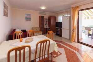 Leilighet (Ferienwohnung mit Terrasse in Meernä) | Oppholdsrom